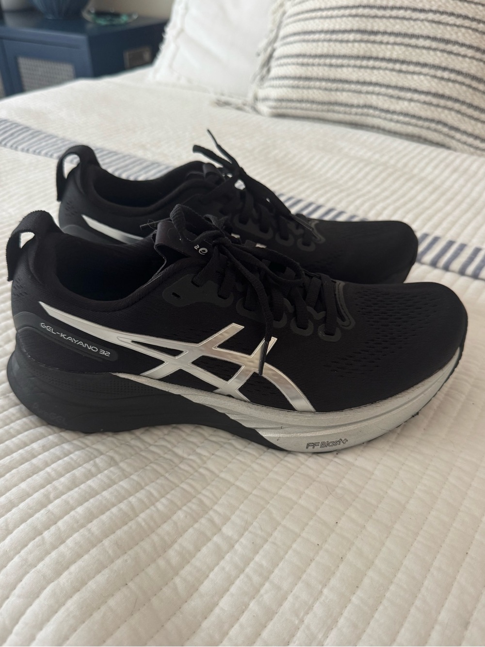 ASICS GEL-KAYANO 32 Black & Silver Running Shoes. Wore for 1 week.